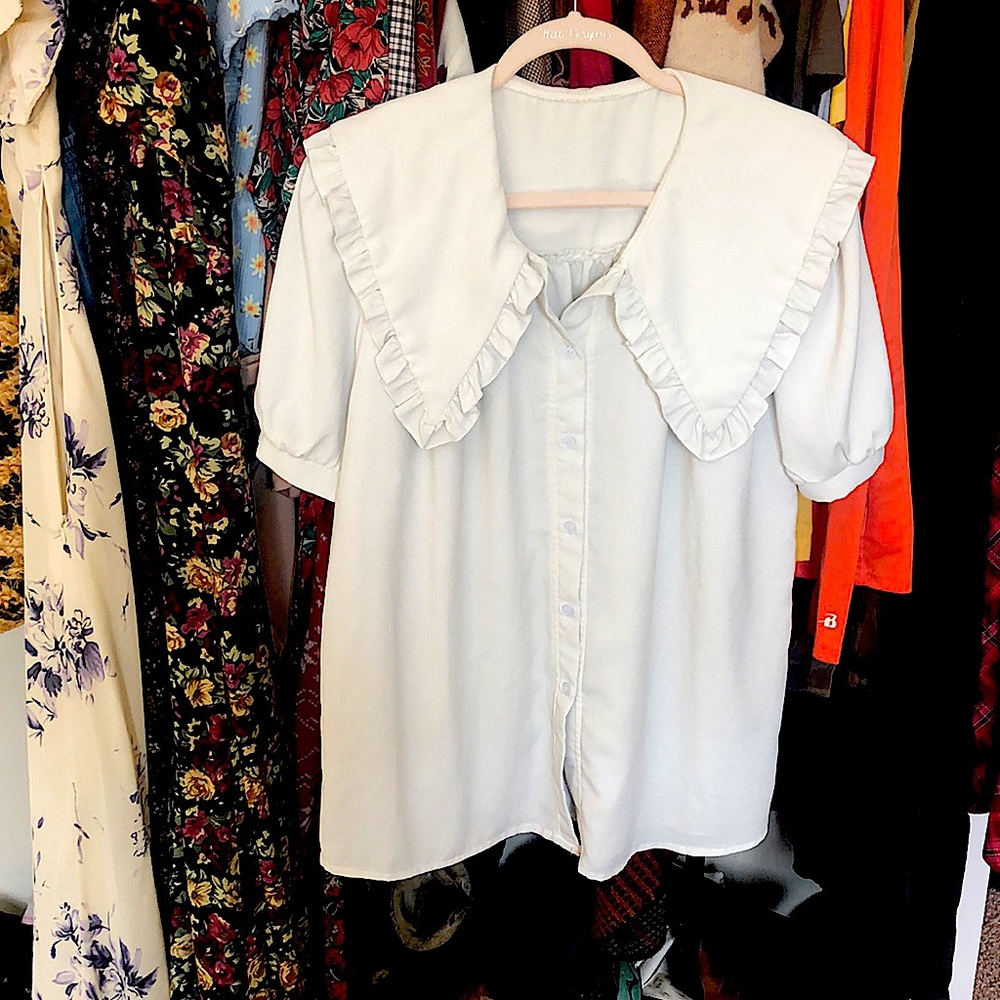 Used only once : very white ! Classy and vintage collar
